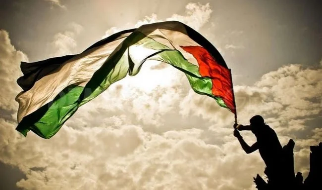 Una bandiera palestinese sul Torrione di San Benedetto