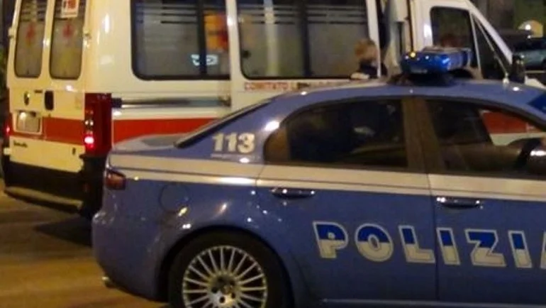 Si barrica in casa e urla minacce, affidato ai sanitari