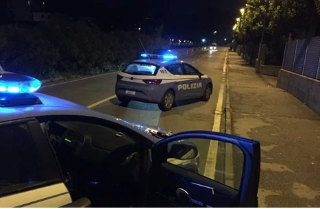 Aggredisce due agenti durante un controllo antidroga, arrestato 21enne 