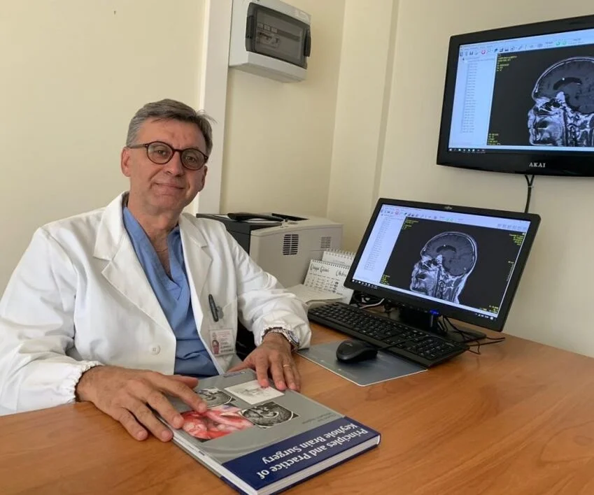 “Questione di testa”: il neurochirurgo Sandro Carletti spiega ai cittadini come affrontare il mal di testa