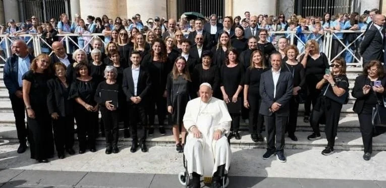 Maltignano - Il coro della parrocchia di Caselle si esibisce davanti a Papa Francesco