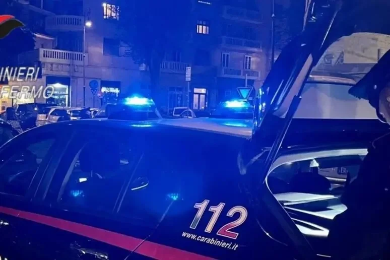 Aggredisce un ragazzo per rubargli la collana, denunciato