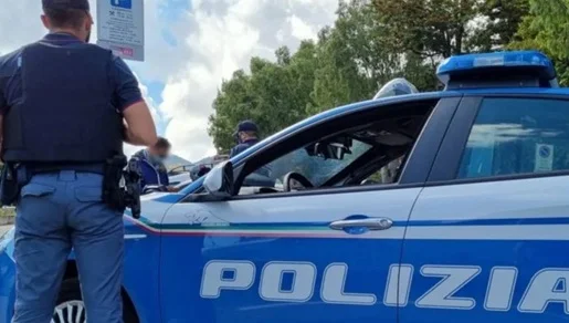Un etto di hascisc in auto e altri 250 grammi in casa, arrestato un 21enne 