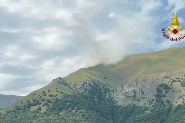 Fiamme in un bosco sui monti Sibillini, intervento dei Vigili del fuoco 