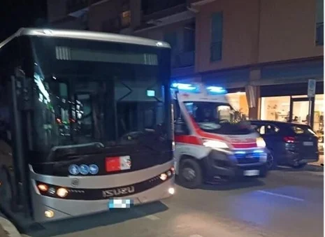 Anziano investito mentre attraversa sulle strisce pedonali, è gravissimo