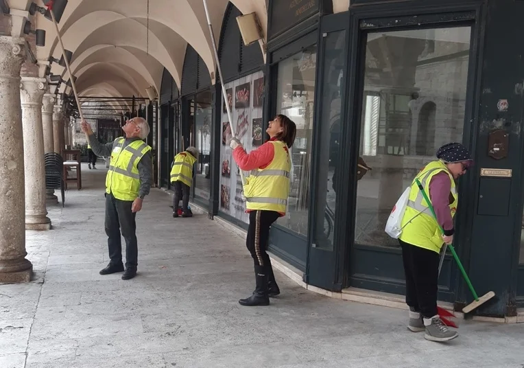 Ascoli Piceno - Gli "Angeli del Bello" puliscono dalle scritte piazza del Popolo