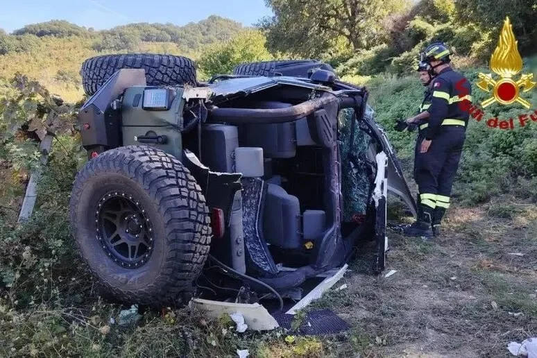 Si ribaltano con l'auto fuoristrada, soccorsi in quattro