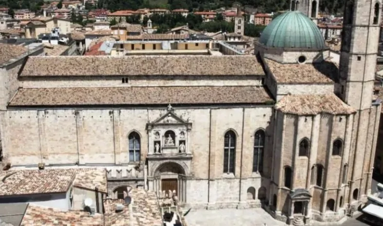 Ascoli Piceno - Chiesa "vietata" alle visite durante la messa, esplode la polemica