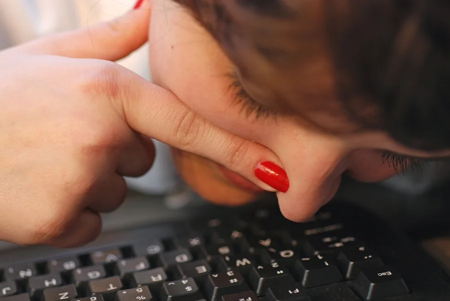 Tra gli studenti aumentano le dipendenze legate all’uso di internet e sostanze psicoattive