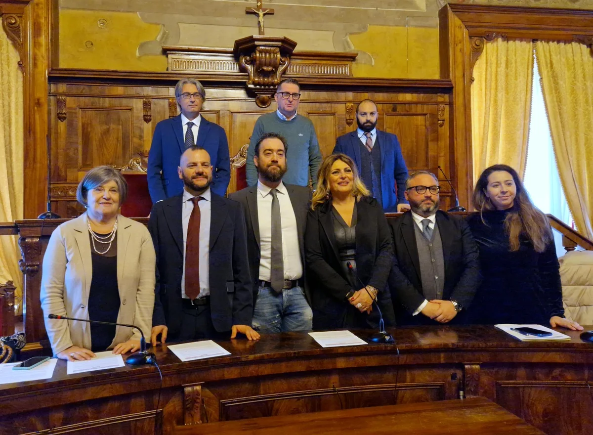 Ascoli Piceno - Provincia nel caos: tre consiglieri lasciano Loggi e creano il gruppo misto