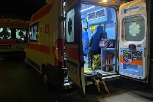 Termina con l'auto contro il muro di un'abitazione, morto un 19enne 