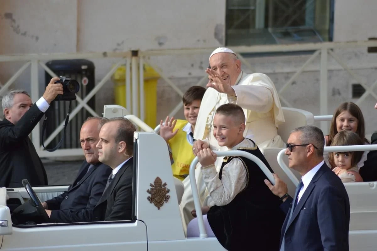 Ascoli Piceno - Tre bimbi ascolani affianco al Papa sulla Papamobile: la storia di Pietro, Anna e Rosa