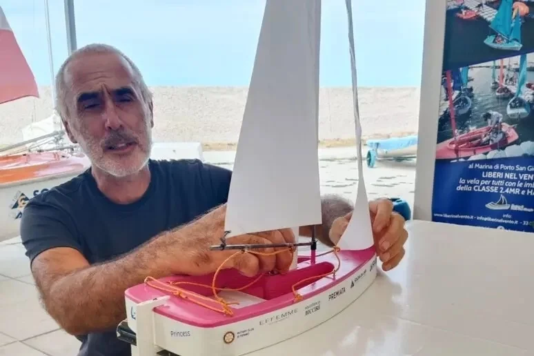 L'atleta non vedente Andrea Cionna naviga in solitaria