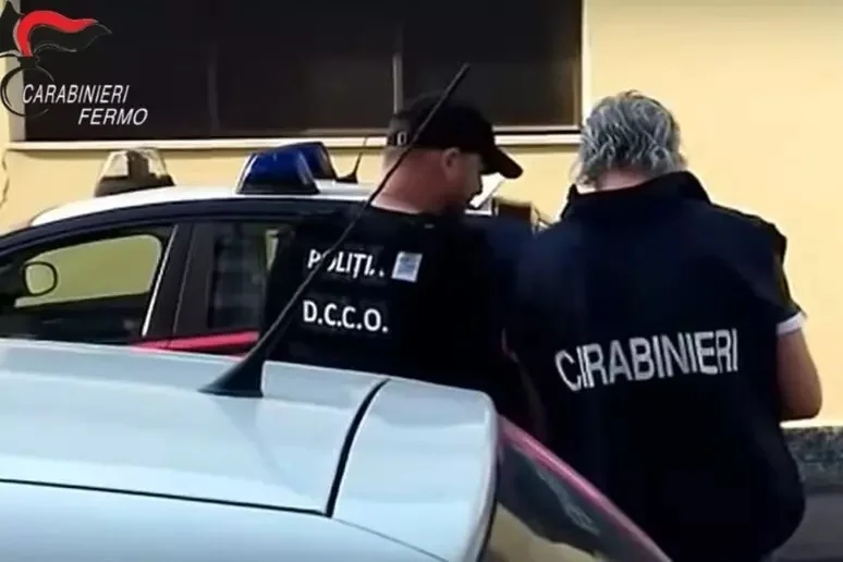 Malmena e rapina un passante, latitante arrestato in Romania