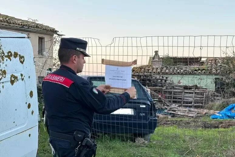 Scoperta fattoria dell'orrore a Montecarotto, animali tra letame e scorie