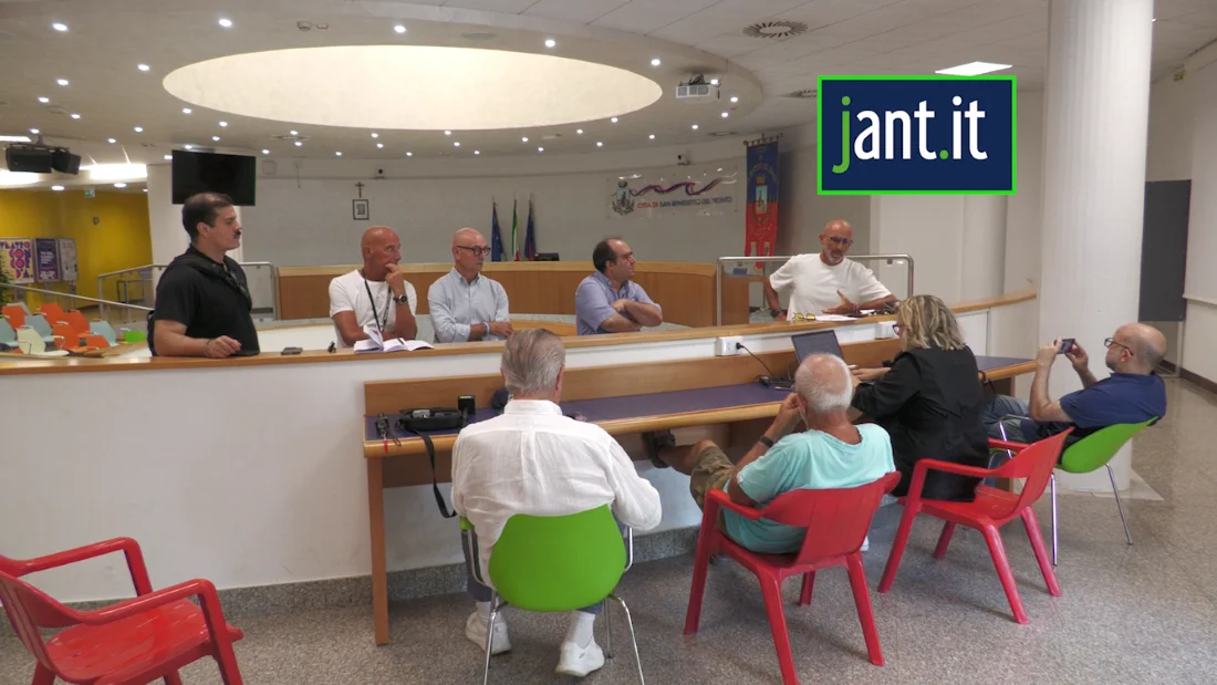Faro acceso sul Centro AgroAlimentare di San Benedetto del Tronto