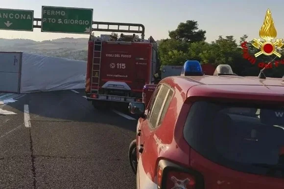 Camion ribaltato in A14, riaperto all'alba tratto nord tra Fermo e Pedaso 