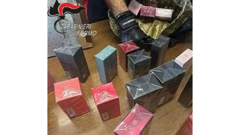 Borse schermate e 2mila euro di profumi rubati in auto, tre denunciati 