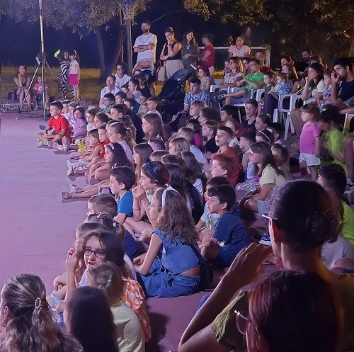 Fiabe al parco, bagno di folla per il primo appuntamento della rassegna teatrale per bambini 2025