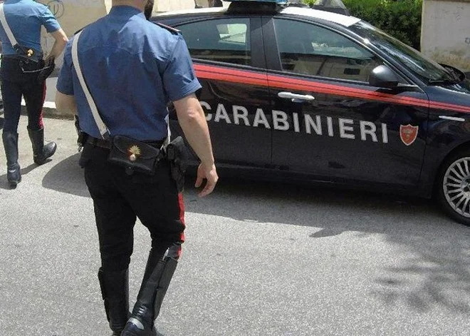 Provoca la caduta di alcuni ciclisti senza soccorrerli, denunciato