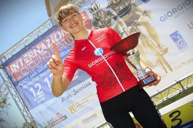 Internazionale Cycling Festival 2026: Asia Rabbia la più veloce di tutte in volata sul lungomare di Porto San Giorgio