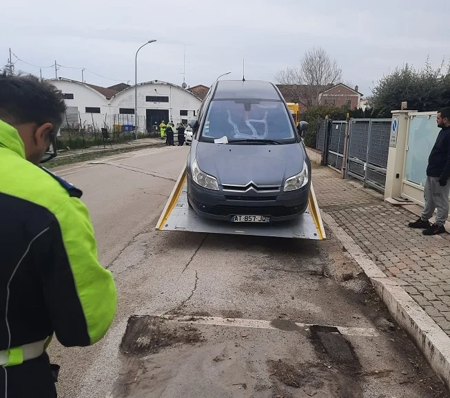 Interventi del Comune per liberare Via Esino dall'incuria