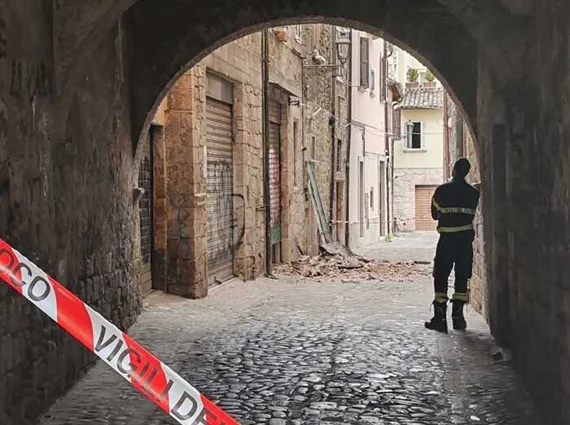 Crolla pezzo di cornicione di un palazzo del centro storico di Ascoli Piceno, strada chiusa
