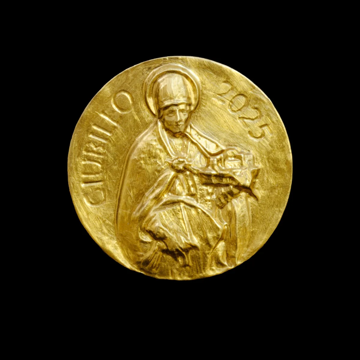 Giuliano Montaldi presenta i nuovi ciondoli della collezione "I Love Abruzzo" dedicati a Papa Celestino V e alla Basilica di Collemaggio