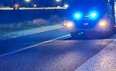 Mezzo pesante si ribalta in A14 tra Pesaro e Fano, deceduto il conducente