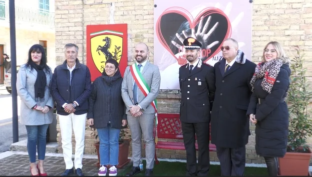 Inaugurata a Castorano La Panchina Rossa
