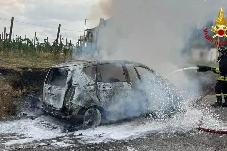 A fuoco autovettura a gpl ad Acquaviva Picena