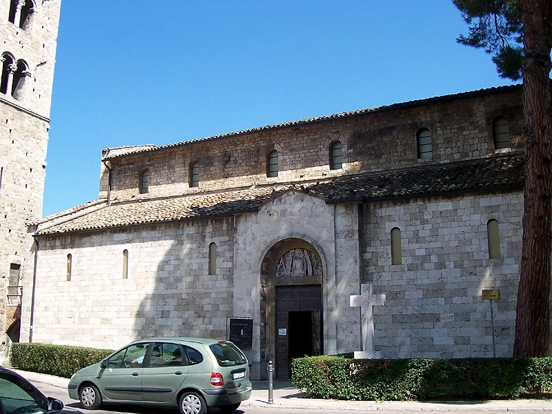 Ascoli Piceno - Rissa e parolacce, attimi di tensione tra due giovani in pieno centro