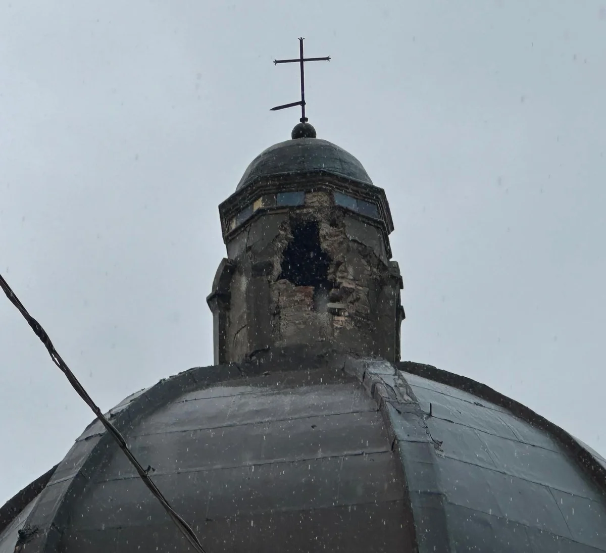Fulmine sulla chiesa di Montepagano, sgomberate 4 famiglie e chiuse 2 strade