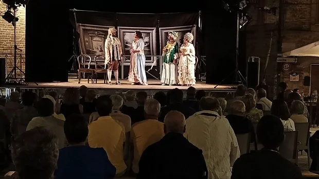 GRANDE SUCCESSO PER IL TEATRO IN PIAZZA A MONTEDINOVE, APPLAUSI A SCENA APERTA PER “LE SMANIE PER LA VILLEGGIATURA”
