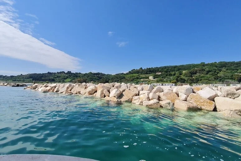 A Marina Palmense tornano emerse le scogliere