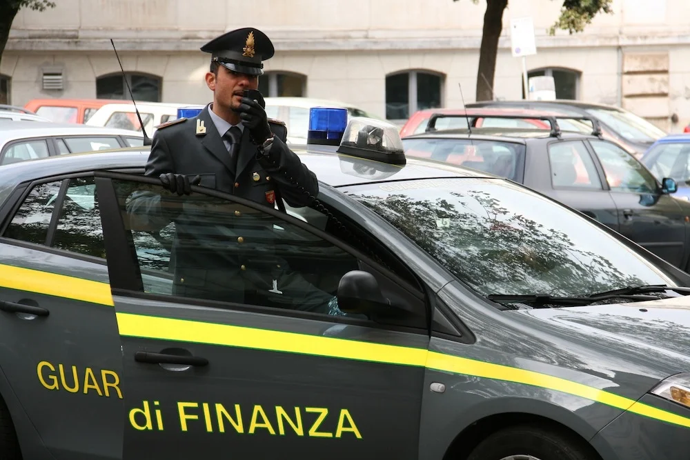Sei indagati per truffa e riciclaggio fra cui un avvocato