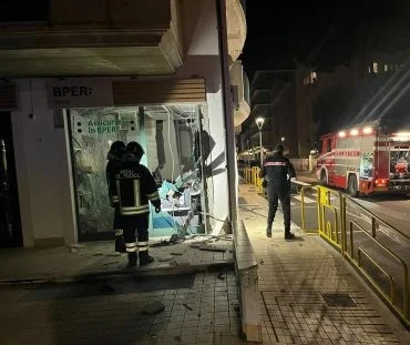 Pineto. Esplosione in palazzina per scardinare lo sportello bancomat. Ingenti i danni