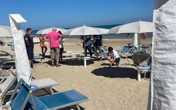 Nido di tartaruga 'Caretta caretta' in spiaggia a Senigallia tra gli ombrelloni 