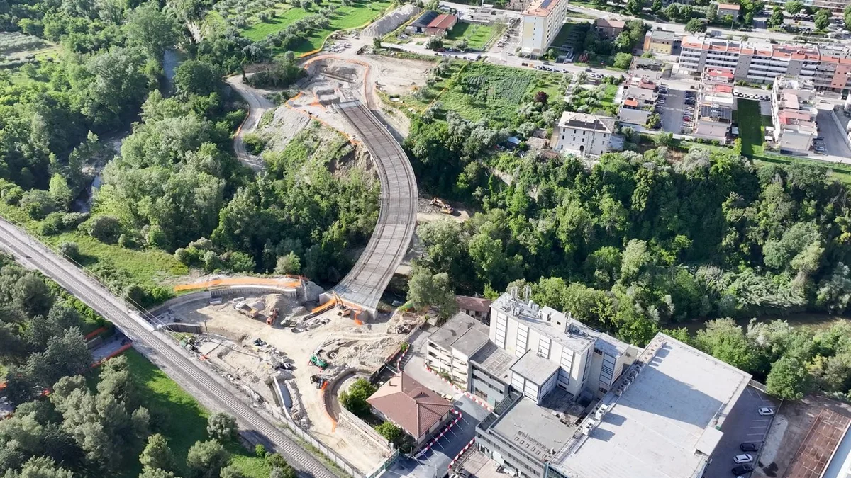 Ascoli Piceno - Ponte sul Tronto, intervento nel vivo: ma sui social è polemica per la forma curva