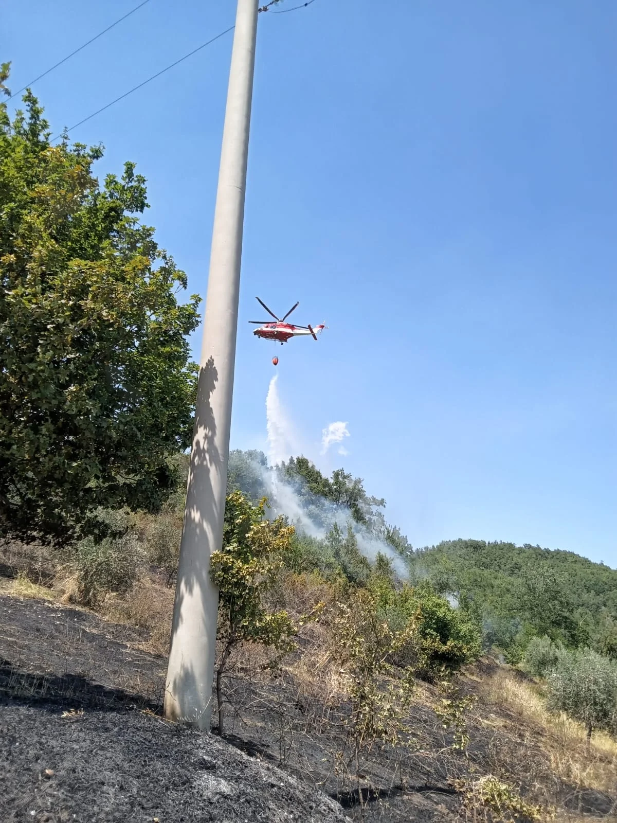 Vasto incendio di bosco e sterpaglie nel territorio del comune di Civitella del Tronto