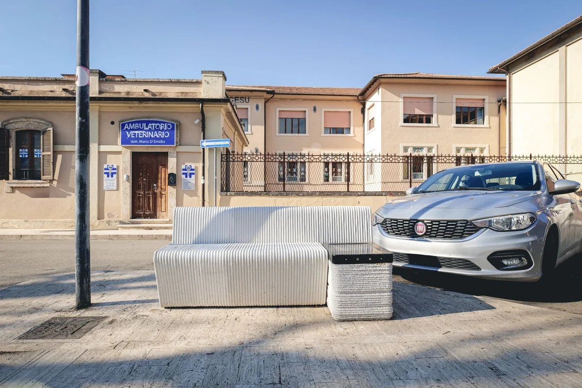 Posizionate due panchine "smart" in viale Vellei