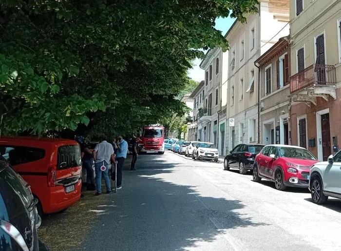 L'uomo barricato in casa ha accettato di uscire e farsi medicare