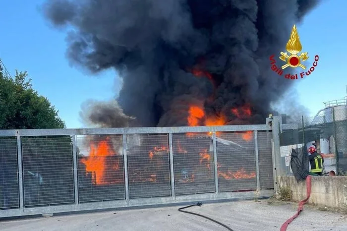 Incendio in uno stabilimento industriale di Colli del Tronto, verifiche sull'aria