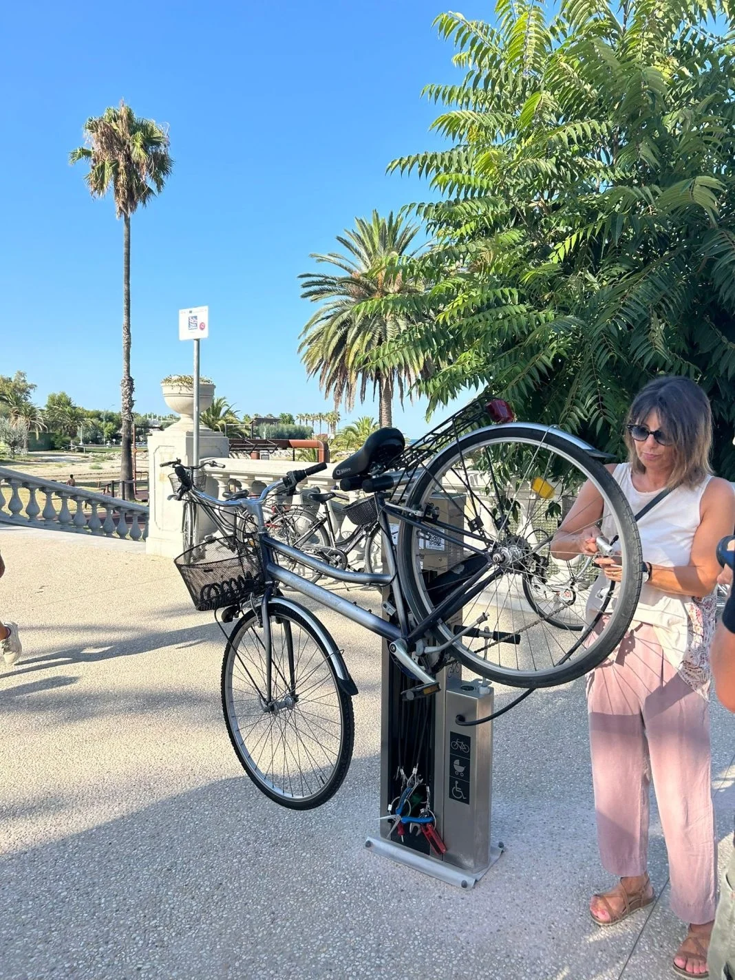 Sul lungomare due stazioni per la manutenzione delle bici