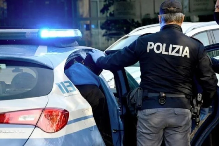 Fidanzati speronano l'auto della Polizia, trovati poi in possesso di droga. Arrestati