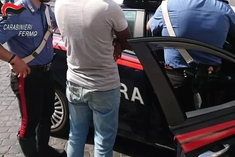 Involucri di cocaina nascosti nel giubbino, denunciato