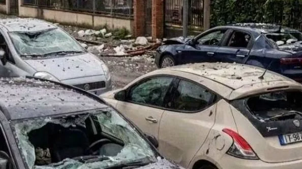 Grandine in provincia, una vera sassaiola: danni a case, auto, colture, capannoni, impianti fotovoltaici