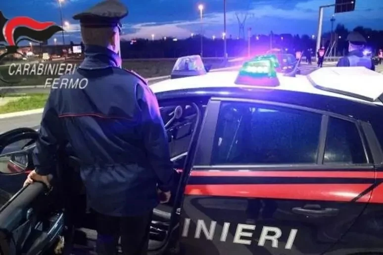 Aggredisce un automobilista per una precedenza e poi scappa
