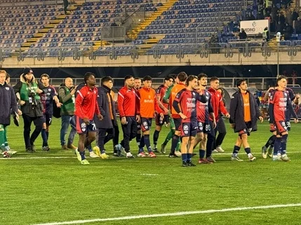 In attesa del big match del 30 marzo il divario tra le prime due della classifica torna a cinque lunghezze
