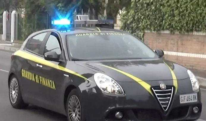 Travaglio in macchina, la Guardia di Finanza la scorta fino in ospedale